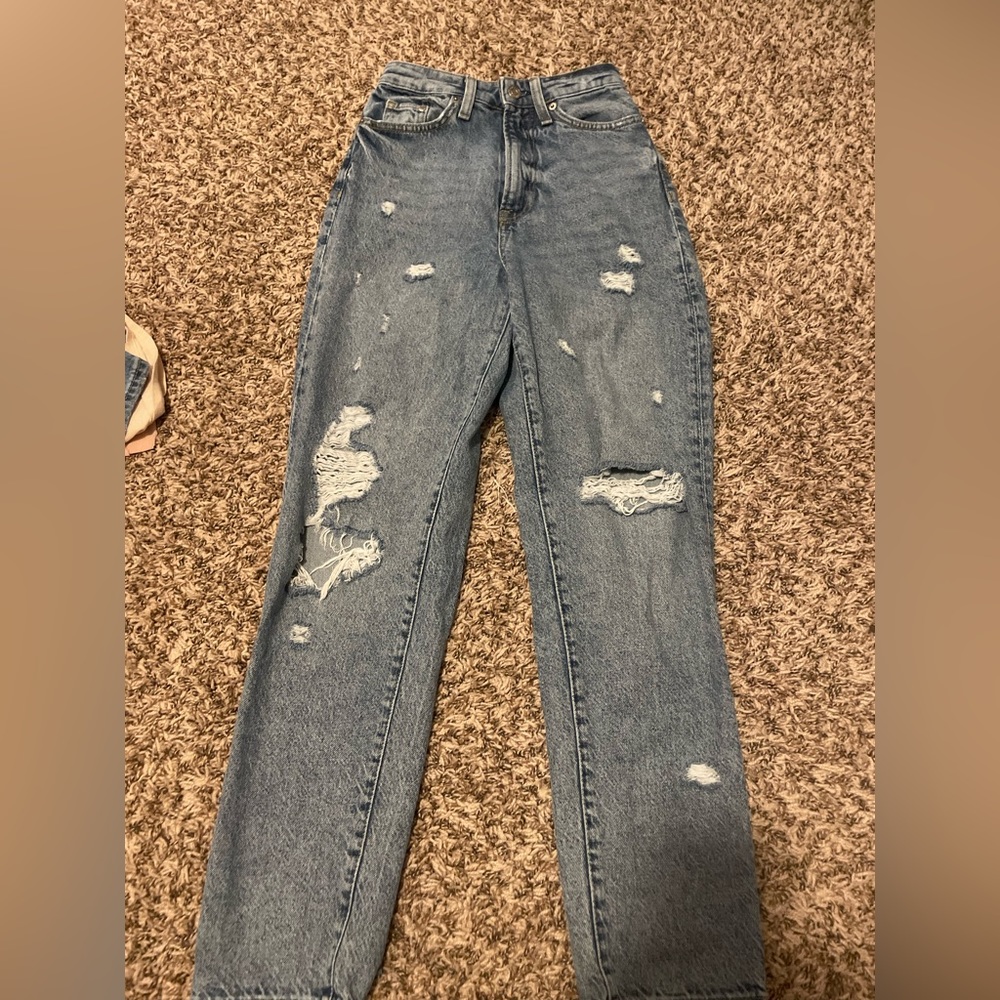 H&M Ripped Mom Jeans (Never worn Before). Size: US 0